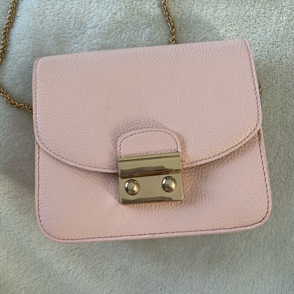 Forever 21 Handbags - FOREVER 21 BABY PINK PURSE WITH GOLD CHAIN